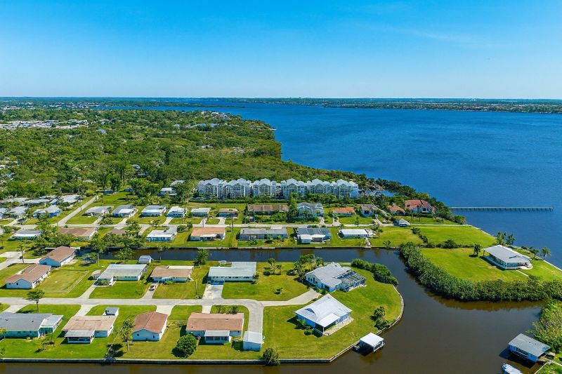 Local Residential Fence Painting in Ellenton, FL